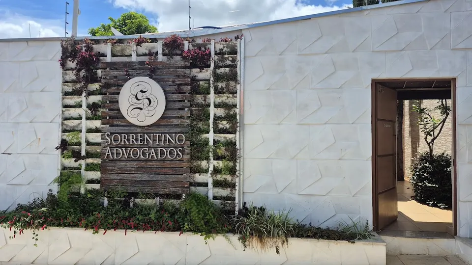 Entrada da Sorrentino Advogados com jardim e identificação do escritório