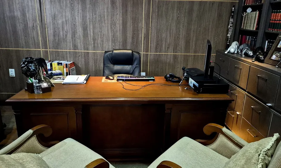 Sala de atendimento da Sorrentino Advogados com mesa e poltronas