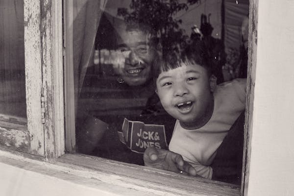 Ilustrar o momento de organização patrimonial após o falecimento de um ente querido